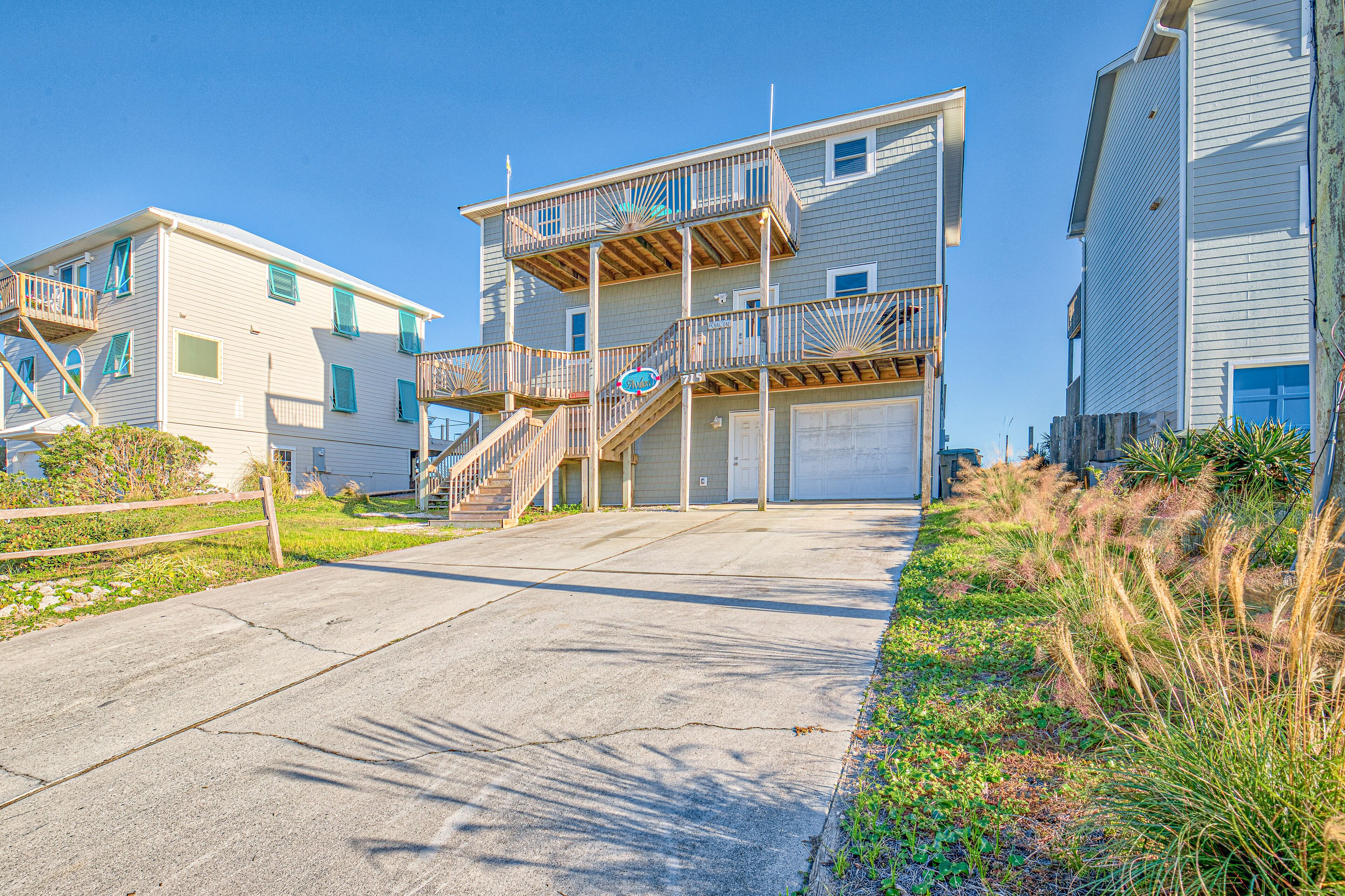 Beachfront home with direct beach access, outdoor shower, ocean views, AC