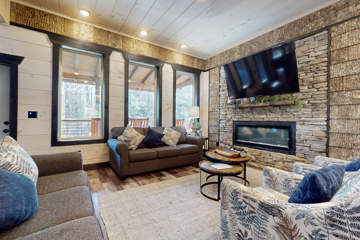 Cabin w/ hot tub, indoor pool, theater & game room + free attraction tickets