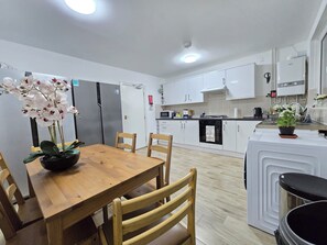 Dobbelt- eller tomannsrom – standard, eget bad, hageutsikt (Grendon Room 3) | Delt kjøkken | Kjøleskap, mikrobølgeovn, ovn og kokeplater