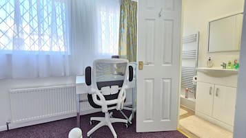Standard egyágyas szoba, fürdőszobával (Grendon Room 4) | Egyiptomi pamut ágynemű, prémium ágynemű, egyedi berendezés és íróasztal