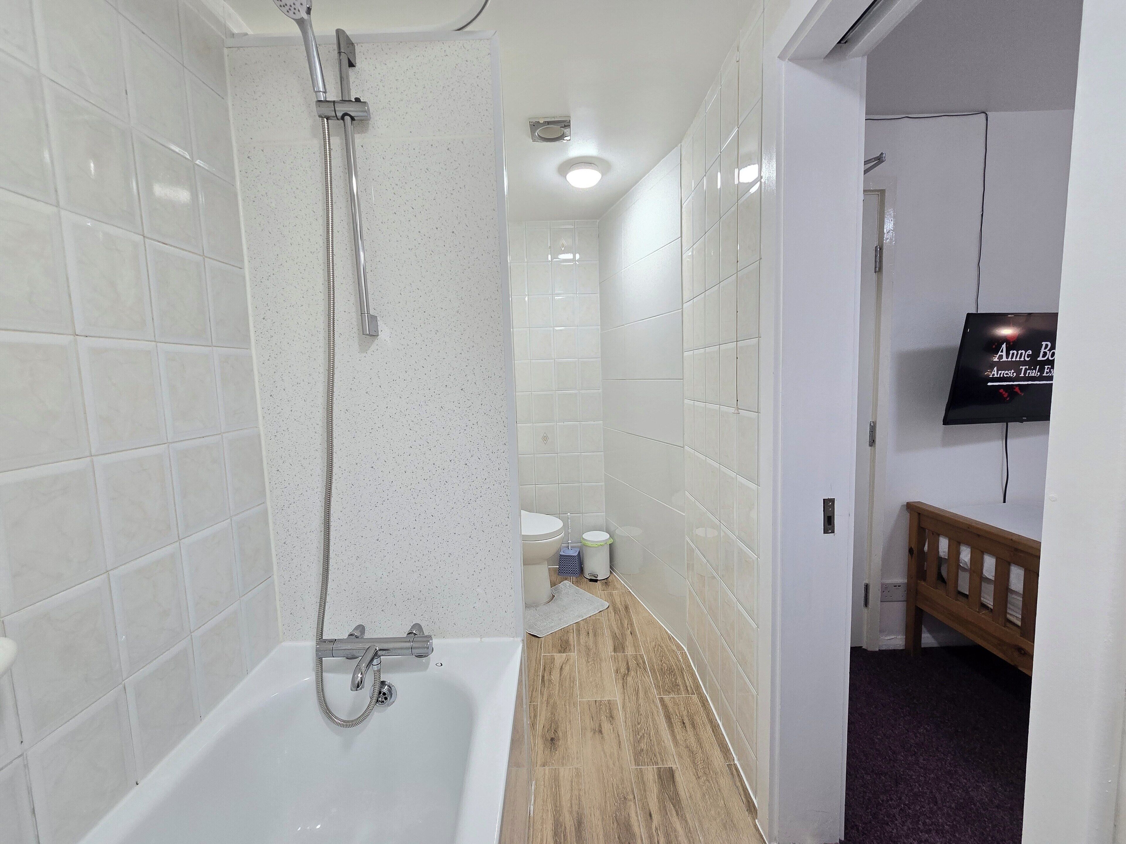 Ein Badezimmer mit Dusche, Toilette und Waschbecken.