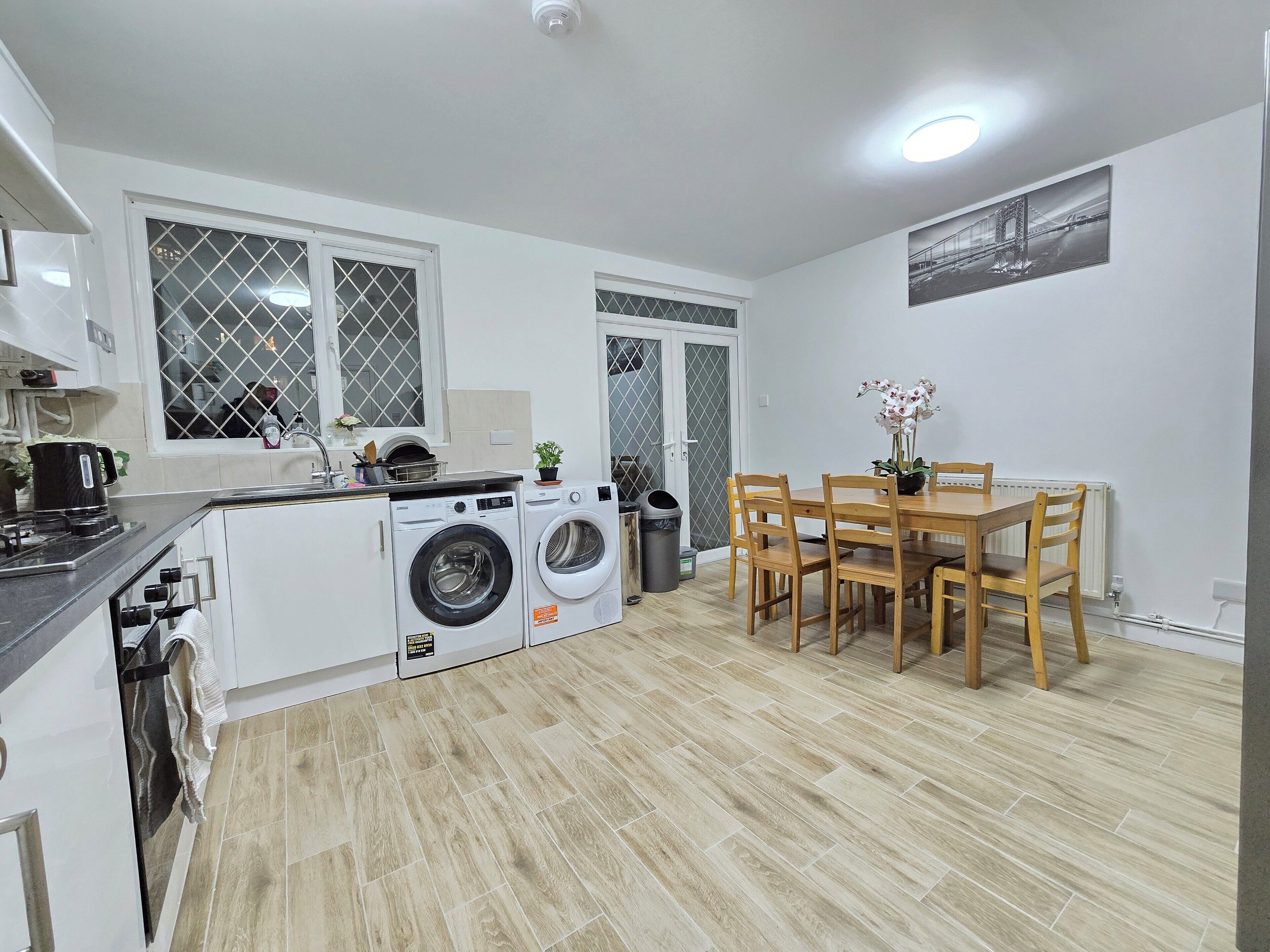 Full-sized fridge, microwave, oven, stovetop