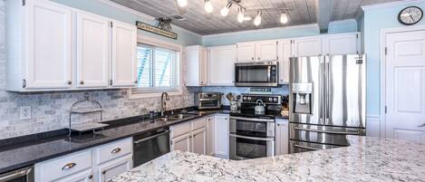 Full-size fridge, microwave, oven, stovetop