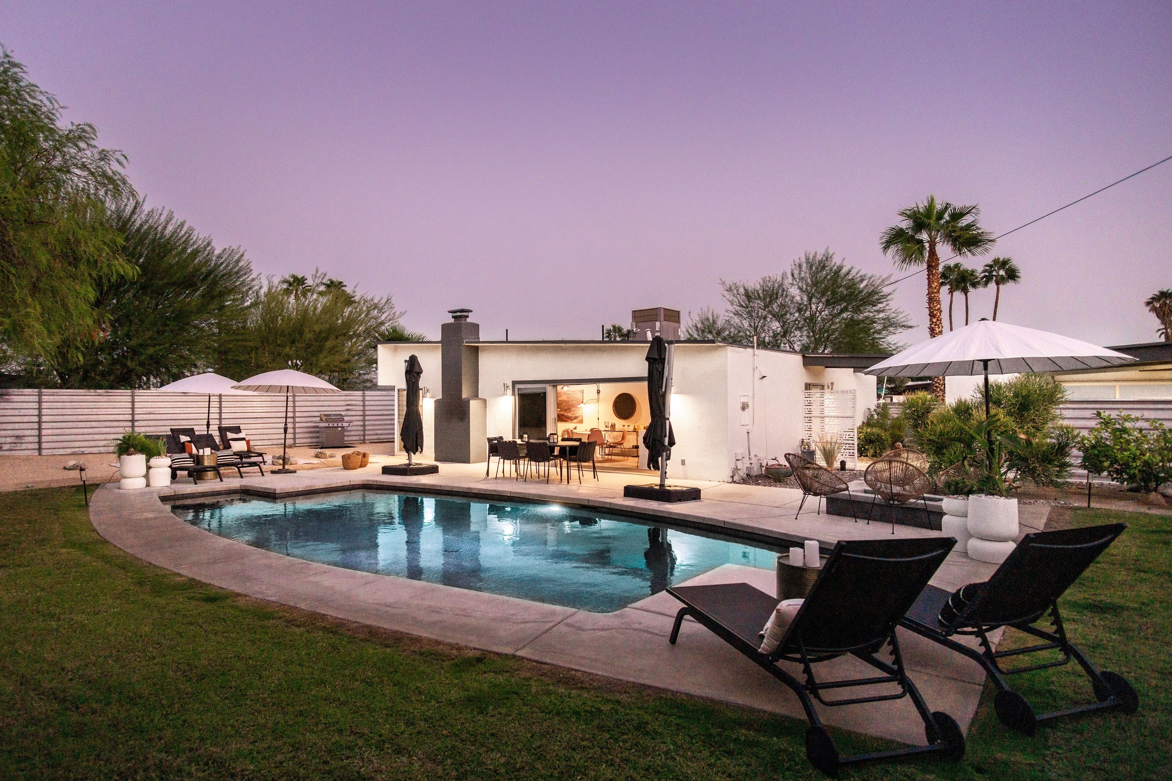 Relaxing classic mid-century oasis with spectacular views