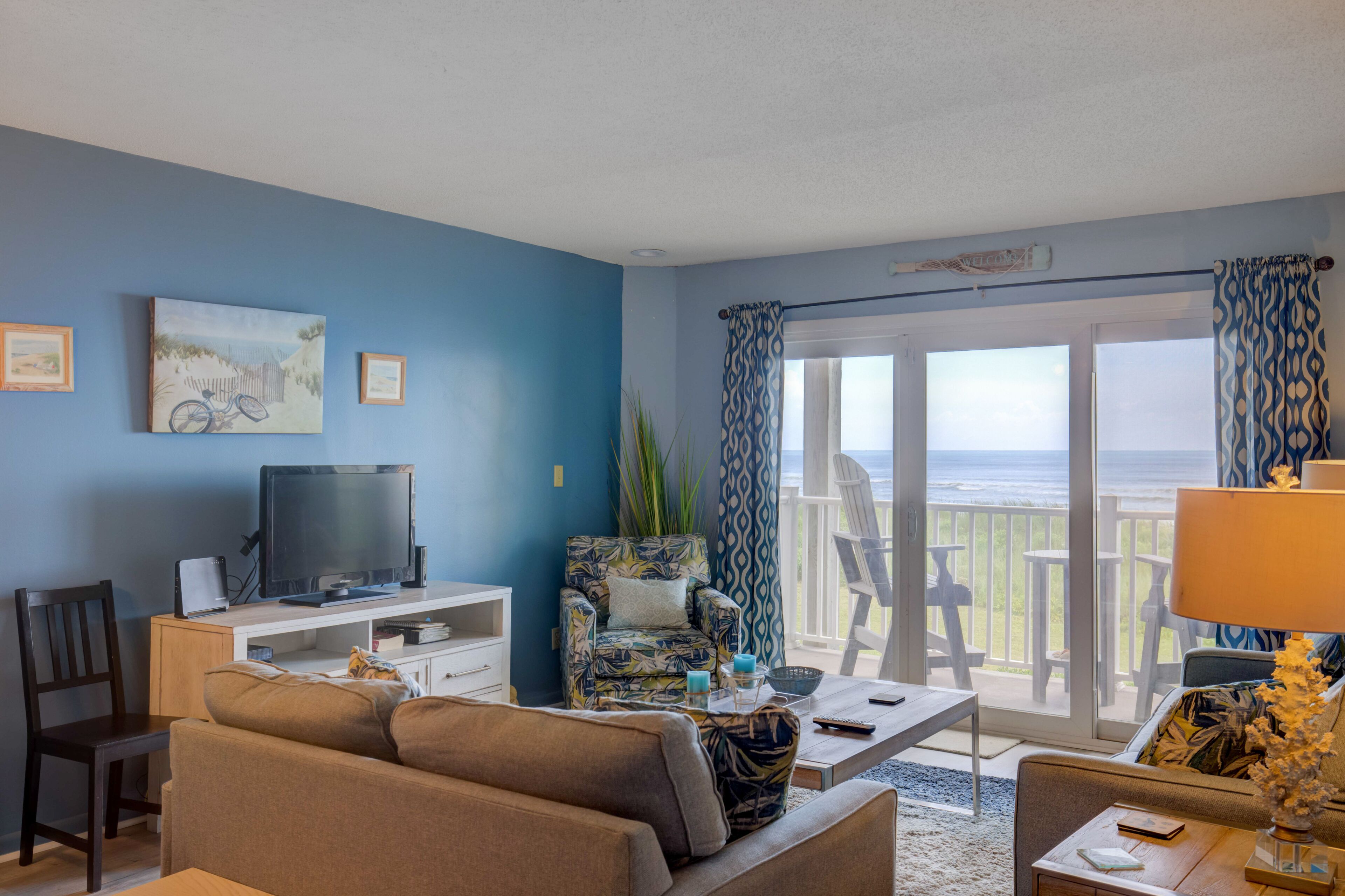 Beachfront condo with private beach access, balcony, on-site pool, tennis & AC