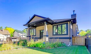 Exterior - Grovenor. Sleeps 14. Family Home. Triple Garage. (Edmonton)