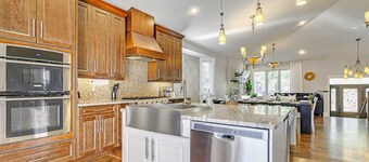 Grovenor. Sleeps 14. Family Home. Triple Garage.