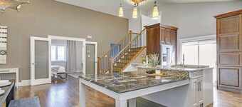 Grovenor. Sleeps 14. Family Home. Triple Garage.