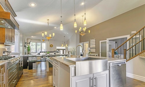 Grovenor. Sleeps 14. Family Home. Triple Garage.