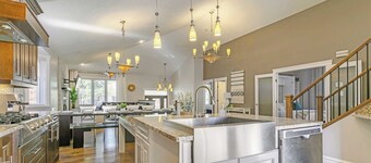 Grovenor. Sleeps 14. Family Home. Triple Garage.