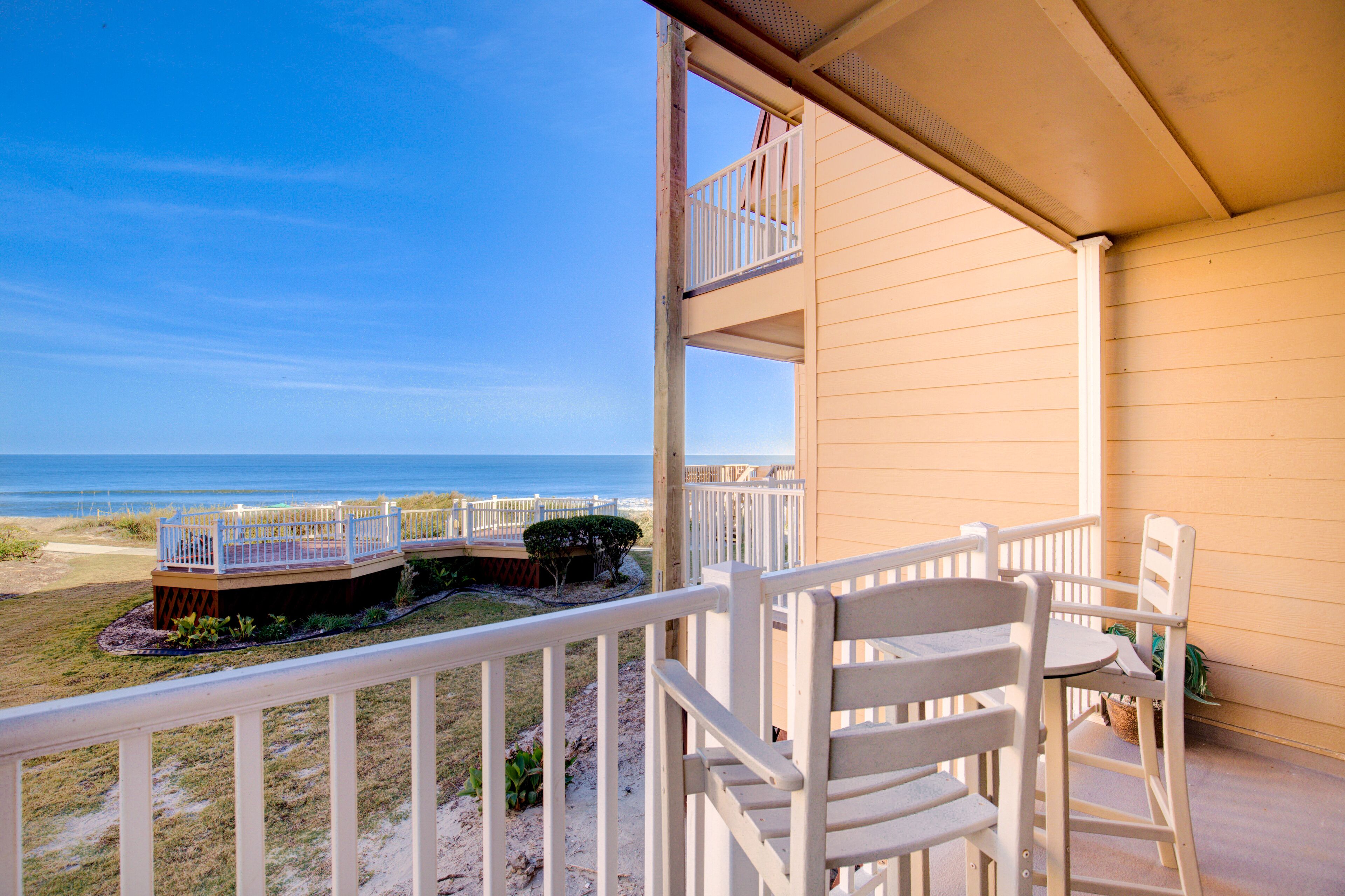 Oceanfront condo with balcony, community pool & tennis, private beach access, AC