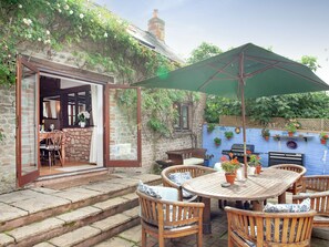 Outdoor dining - 3 bedroom accommodation in Kentisbeare (Kentisbeare)