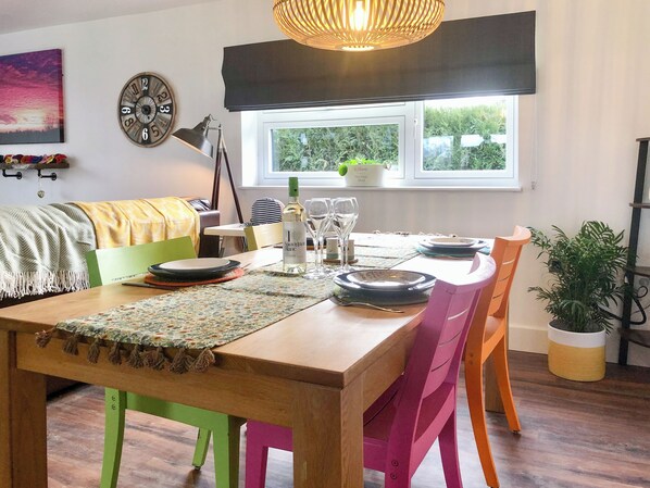 Dining - 2 bedroom accommodation in Hadlow, near Tonbridge (Hadlow, near Tonbridge)