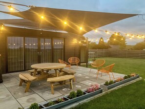 Outdoor dining - 2 bedroom accommodation in Hadlow, near Tonbridge (Hadlow, near Tonbridge)