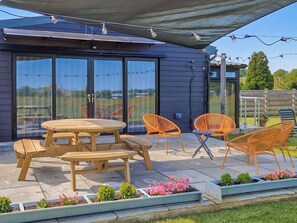 Outdoor dining - 2 bedroom accommodation in Hadlow, near Tonbridge (Hadlow, near Tonbridge)