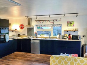 Dishwasher, highchair - 2 bedroom accommodation in Hadlow, near Tonbridge (Hadlow, near Tonbridge)