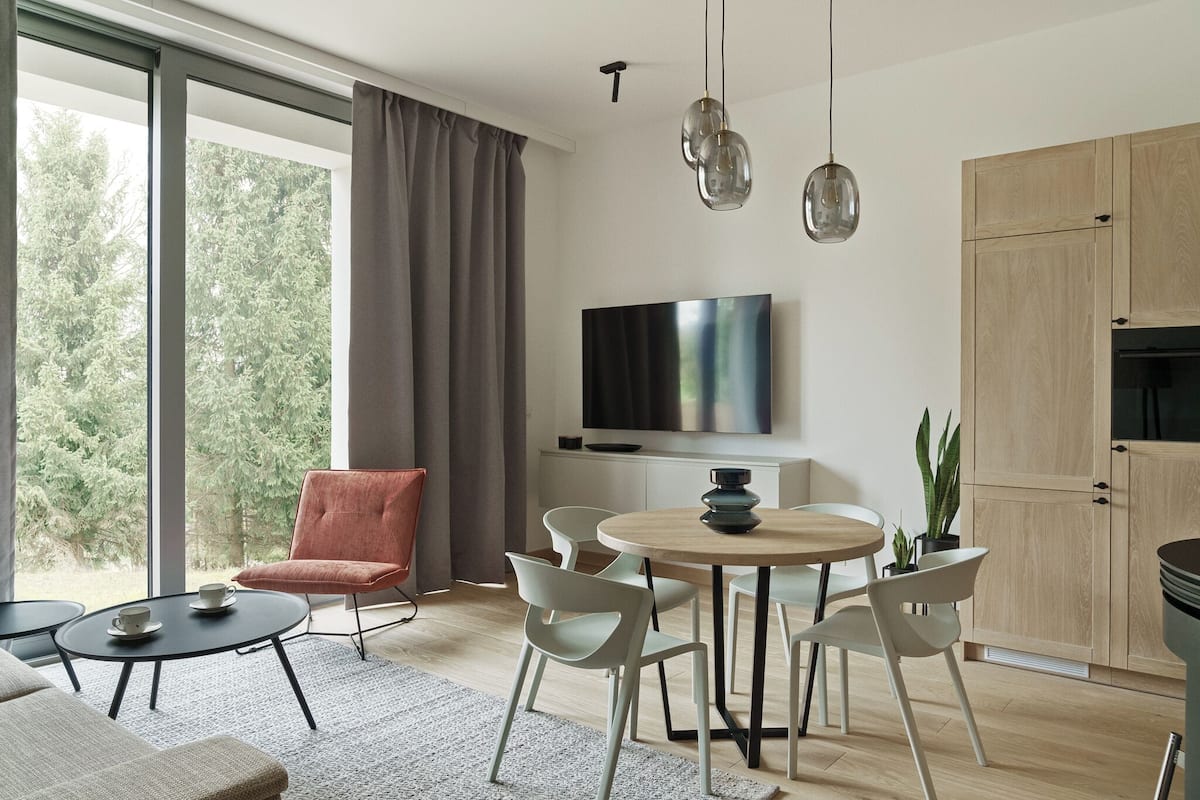 Apartemen Premium, 1 kamar tidur, perapian, lantai dasar | Ruang keluarga | Televisi layar datar 65-inci dengan saluran TV digital, TV, dan perapian