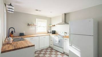 Lave-vaisselle, cafetiĂšre/bouilloire, serviettes en papier