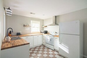 Dishwasher, coffee/tea maker, paper towels
