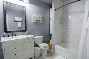 Douche, serviettes fournies, papier toilette