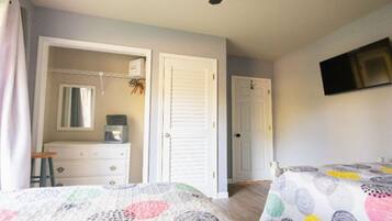 2 bedrooms, iron/ironing board, WiFi