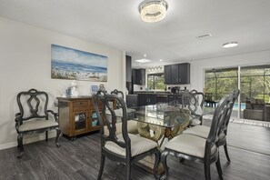 Casa, varias camas, acceso a la alberca, vista a la alberca | Restaurantes