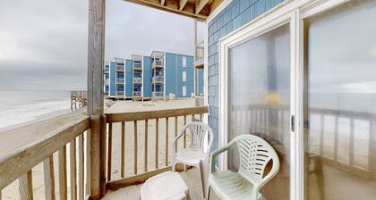 Oceanfront Topsail Reef condo with AC & WiFi - beach access & tennis