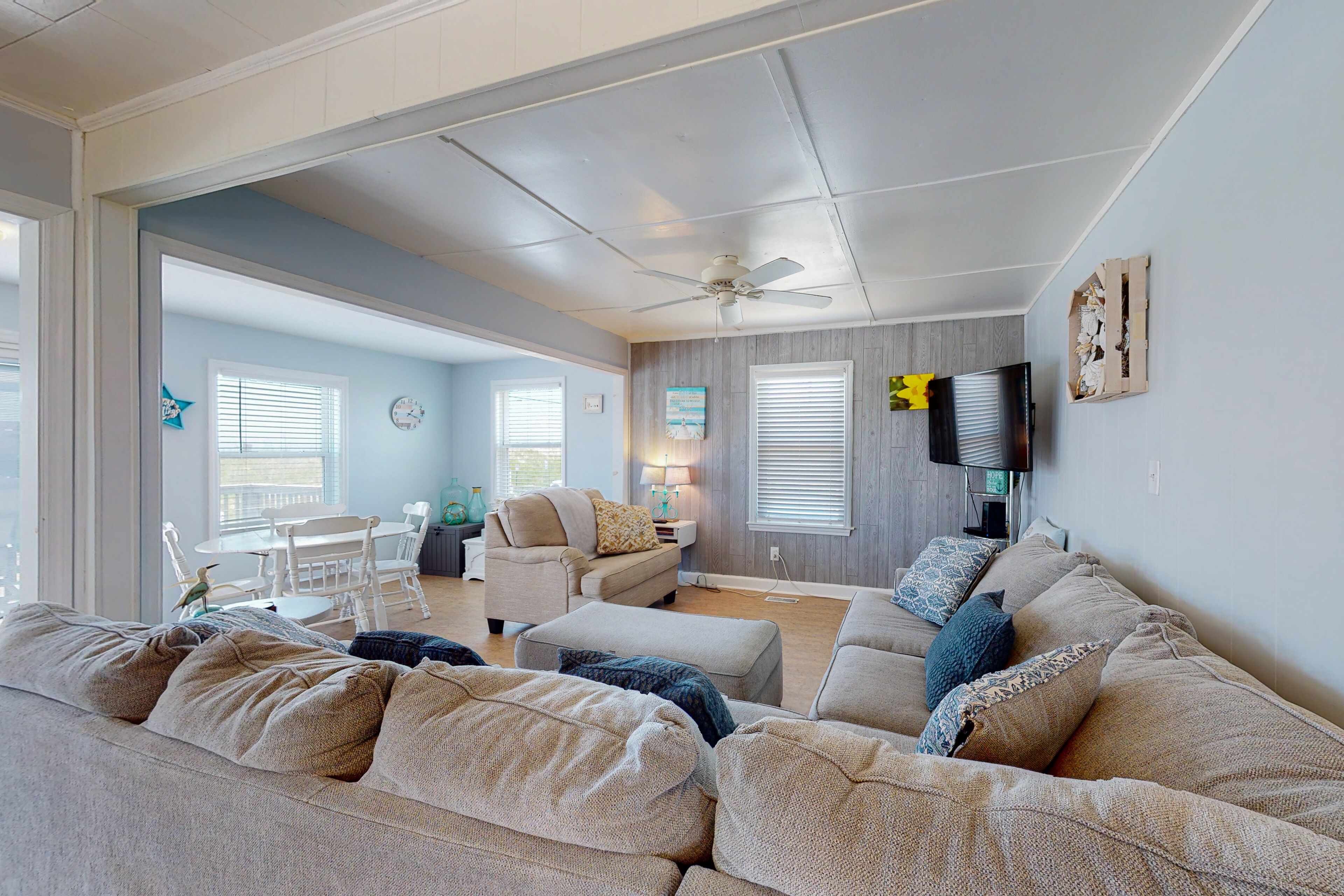 Oceanview home with beach access, deck, washer/dryer & central AC