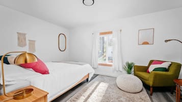 2 Schlafzimmer, Schreibtisch, Bettwäsche