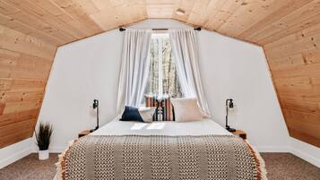 2 soveværelser, skrivebord, sengetøj