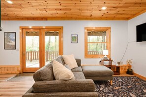 Älytelevisio, takka, kirjoja