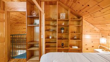 3 bedrooms, desk, iron/ironing board, travel crib