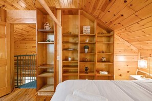 3 habitaciones, escritorio y tabla de planchar con plancha 