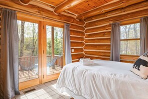 3 makuuhuonetta, työpöytä, silitysrauta/-lauta, vauvan matkasänky