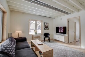 Smart TV, books - Airy Fake Rock Guesthouse in Leelanau County (Maple City)