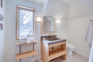 Badewanne, Haartrockner, Handtücher