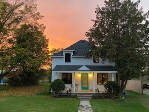 Exterior - Airy Fake Rock Guesthouse in Leelanau County (Maple City)