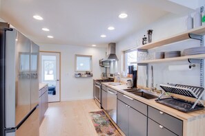 Fridge, microwave, oven, stovetop - Airy Fake Rock Guesthouse in Leelanau County (Maple City)