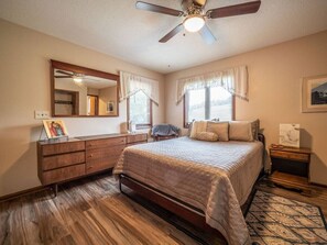 4 Schlafzimmer, Schreibtisch, Bügeleisen/Bügelbrett, Reisekinderbett