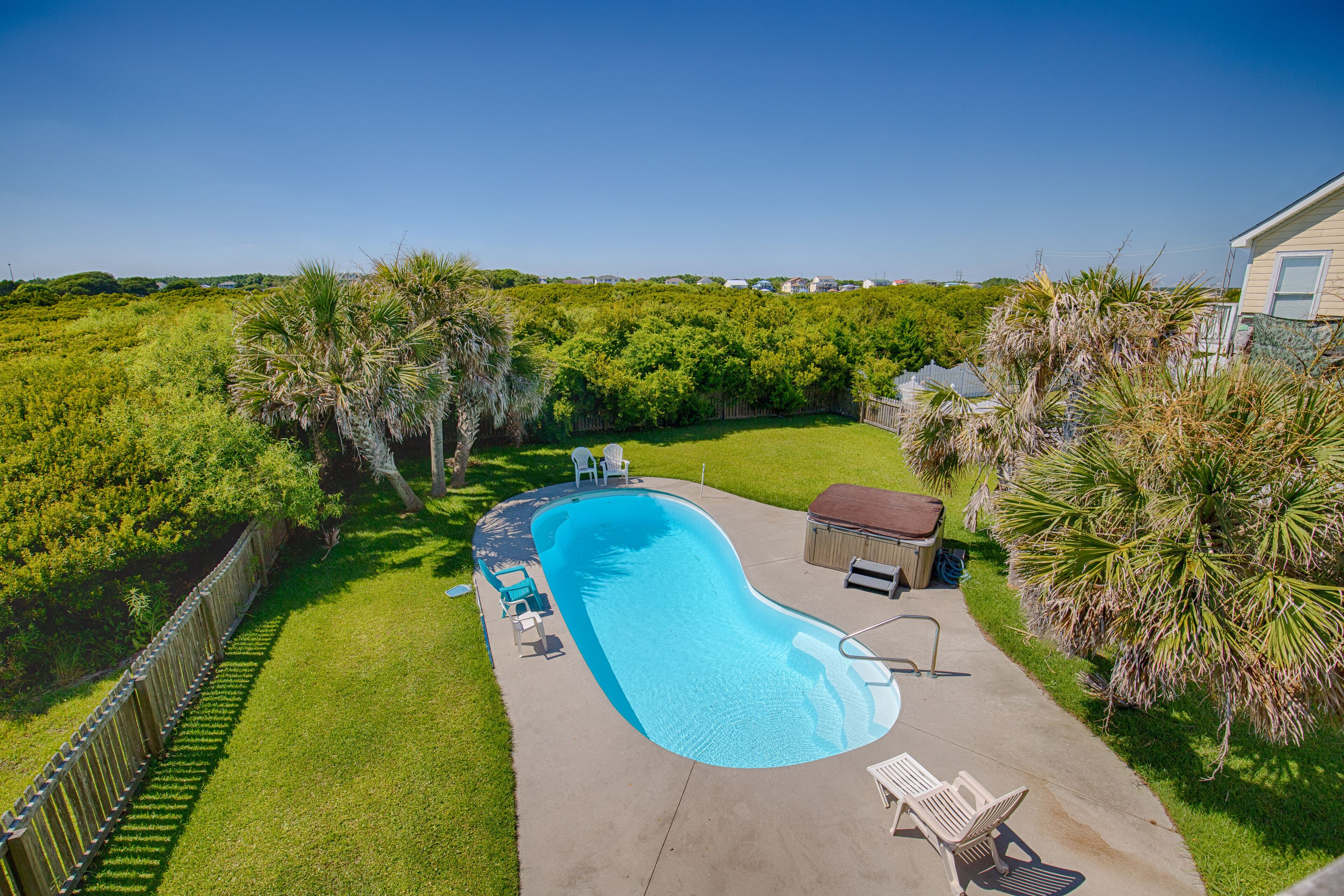 Spacious dog-friendly home with private pool, hot tub, and beach access, W/D, AC