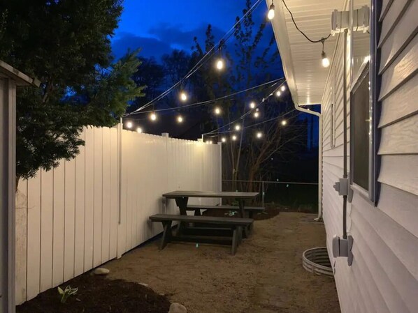 Outdoor dining - GAMs Getaway: 3 Bedrooms & Near Beach! (Huron)