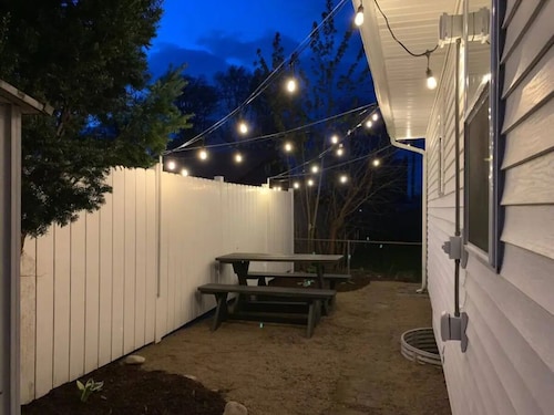 GAMs Getaway: 3 Bedrooms & Near Beach!