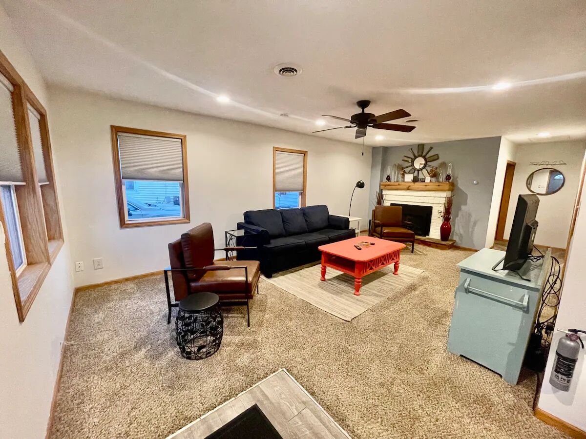 Televisión y chimenea 