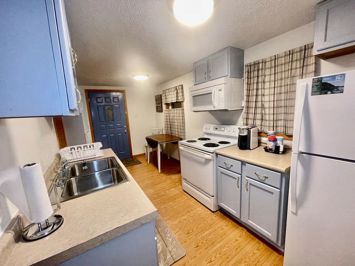 冷蔵庫、電子レンジ、オーブン、コンロ