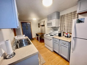 Fridge, microwave, oven, stovetop - GAMs Getaway: 3 Bedrooms & Near Beach! (Huron)