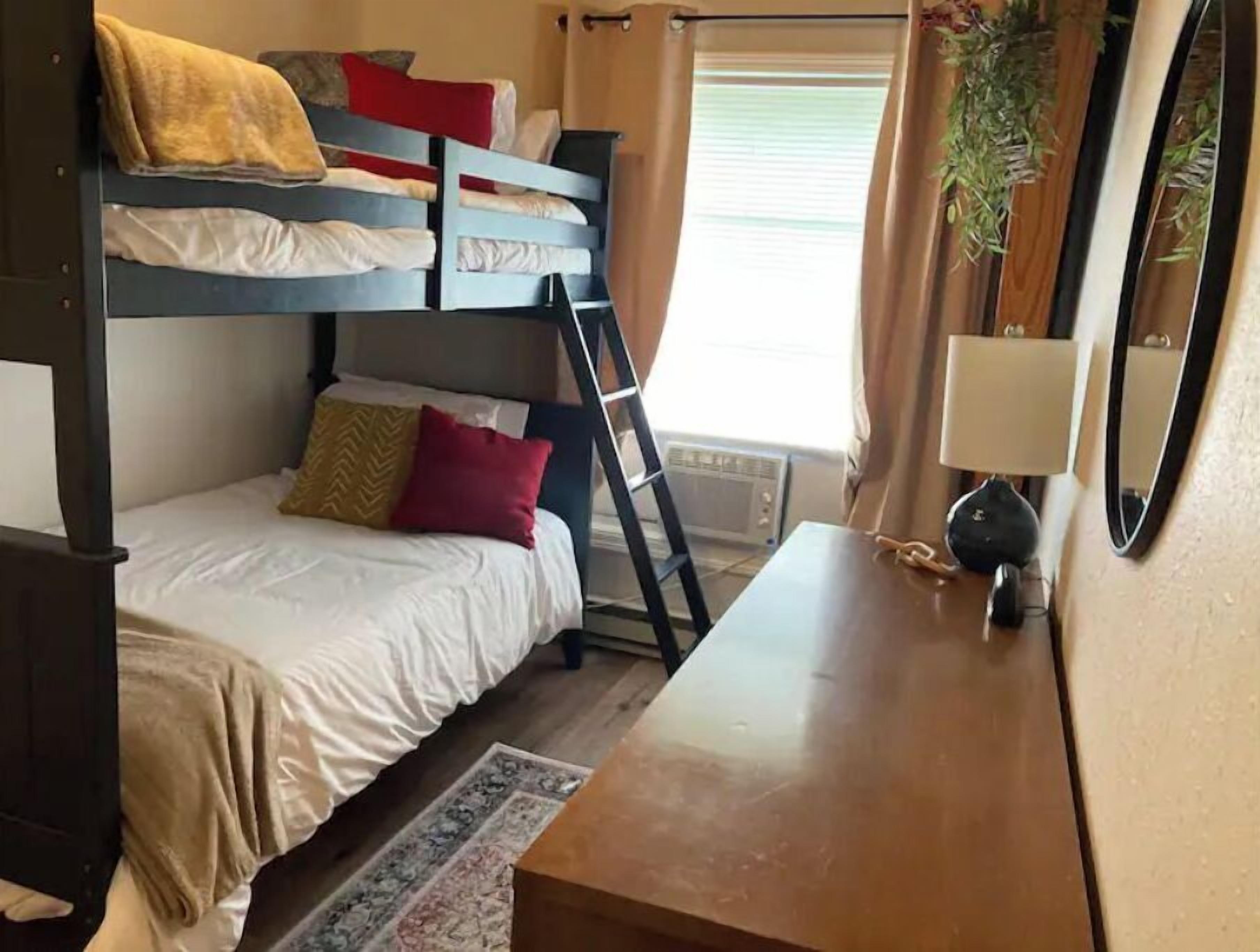 2 Schlafzimmer, Schreibtisch, Bügeleisen/Bügelbrett, Reisekinderbett