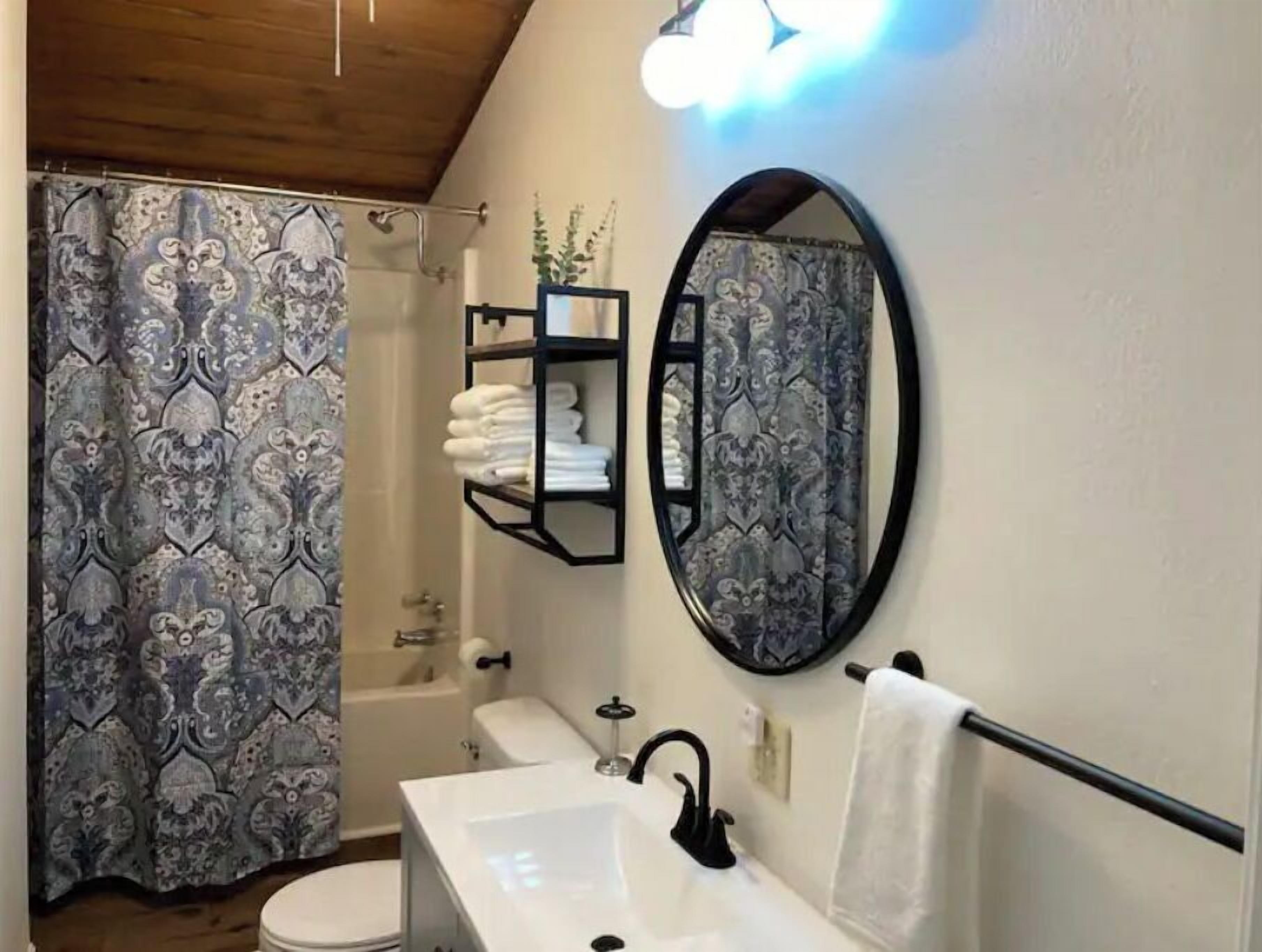 Duschwanne, Haartrockner, Handtücher, Seife