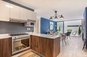 Een koelkast, een magnetron, een oven, een koffiezetapparaat/waterkoker