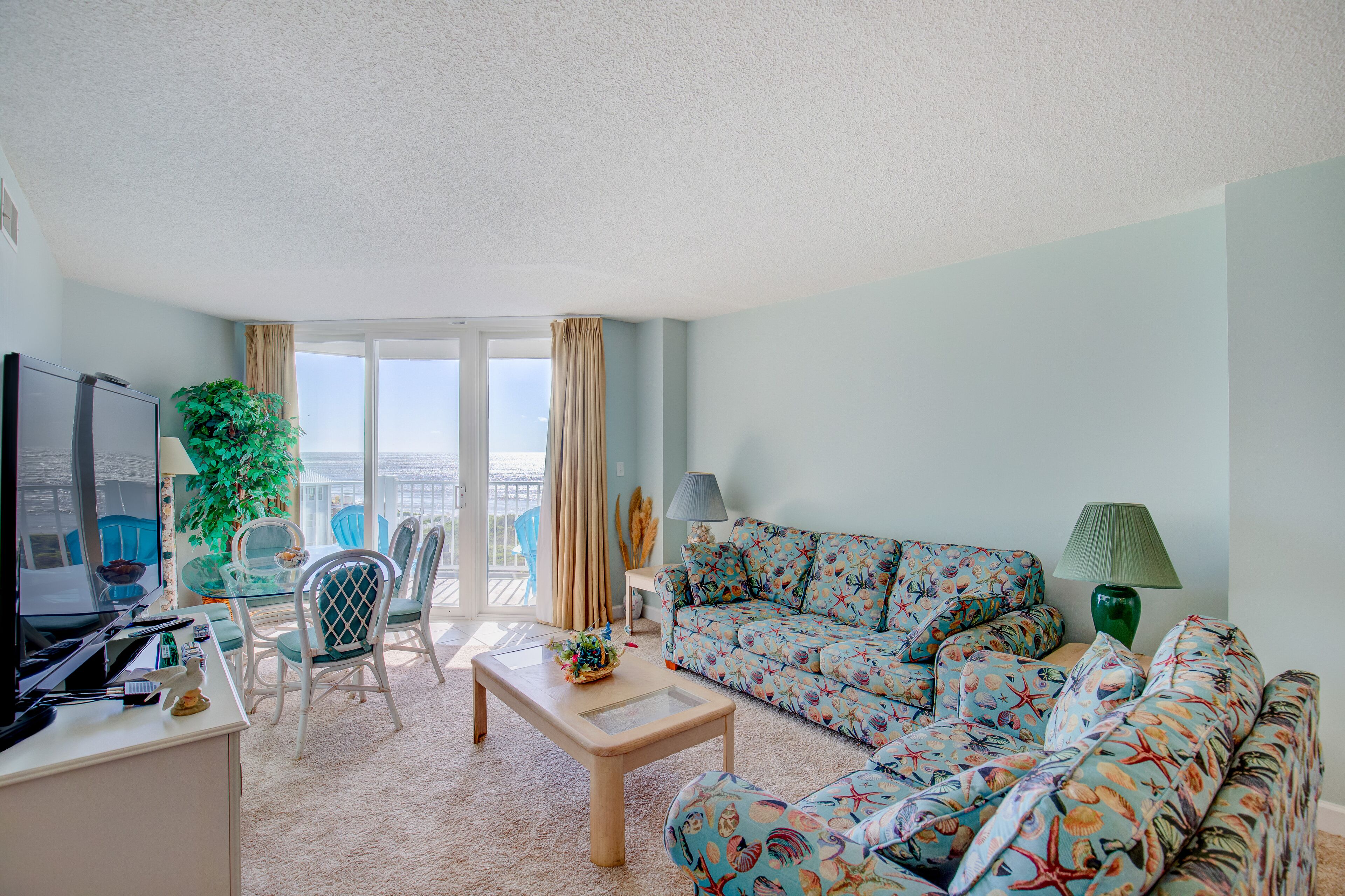 Delightful beachfront condo with ocean views, pool, gym, sauna & tennis