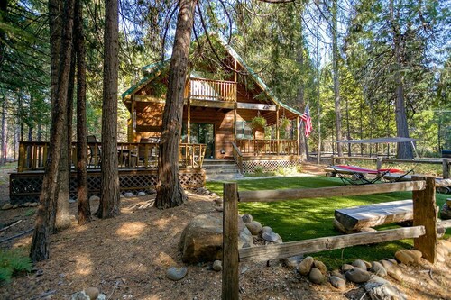 Rustic Mountain Cabin - 9 Miles to Lassen Park-EV Charging 